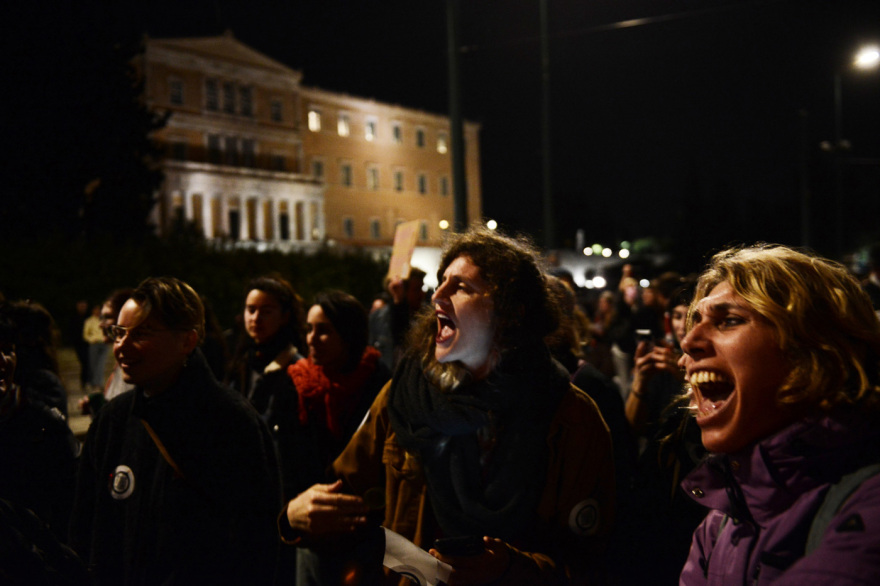 Κουκουλοφόροι πέταξαν πέτρες στα γραφεία του ΟΣΕ στην πλατεία Καραϊσκάκη : 2 συλλήψεις και 5 προσαγωγές