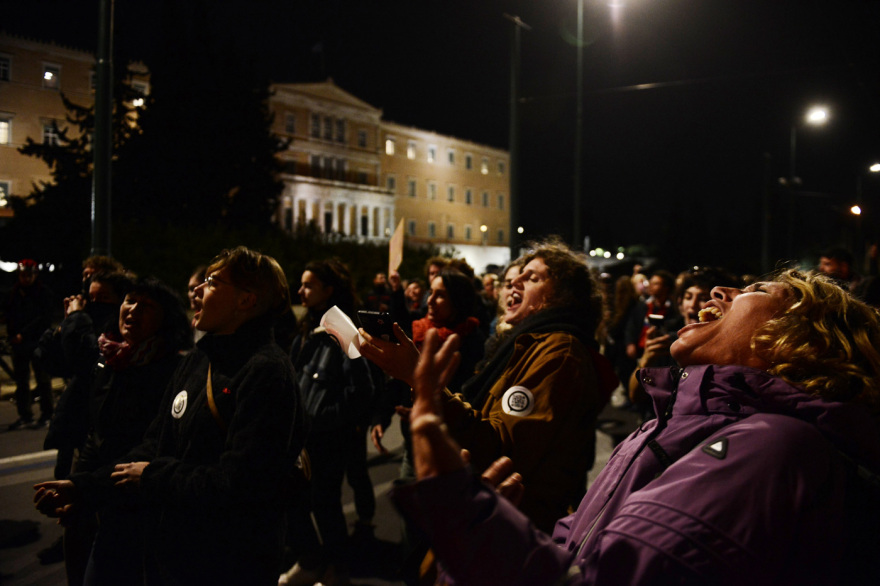 Κουκουλοφόροι πέταξαν πέτρες στα γραφεία του ΟΣΕ στην πλατεία Καραϊσκάκη : 2 συλλήψεις και 5 προσαγωγές