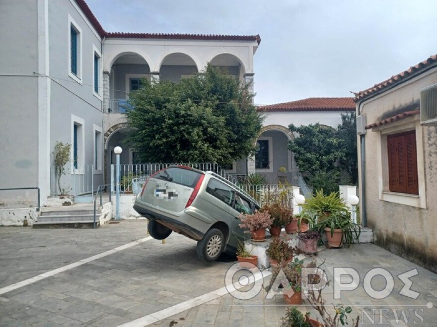 Καλαμάτα: Οδηγός 92 ετών κατέβηκε σκαλιά... με το αυτοκίνητο - Δείτε φωτογραφίες