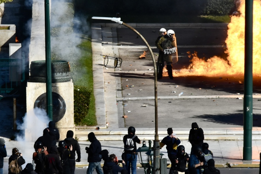 Επεισόδια από τους κουκουλοφόρους με μολότοφ και βανδαλισμούς - Δείτε βίντεο