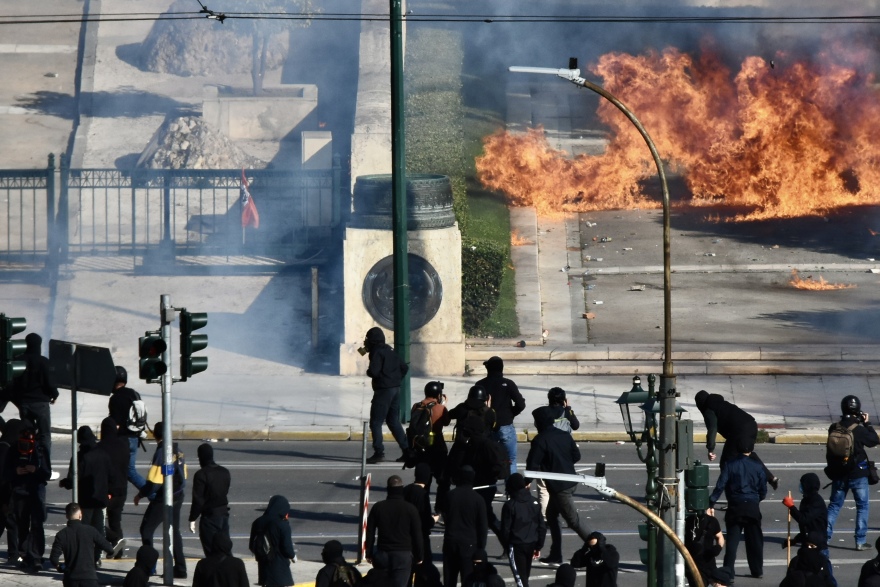 Επεισόδια από τους κουκουλοφόρους με μολότοφ και βανδαλισμούς - Δείτε βίντεο