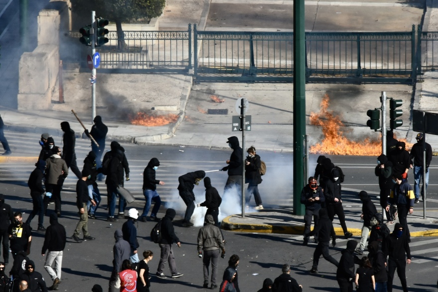 Επεισόδια από τους κουκουλοφόρους με μολότοφ και βανδαλισμούς - Δείτε βίντεο
