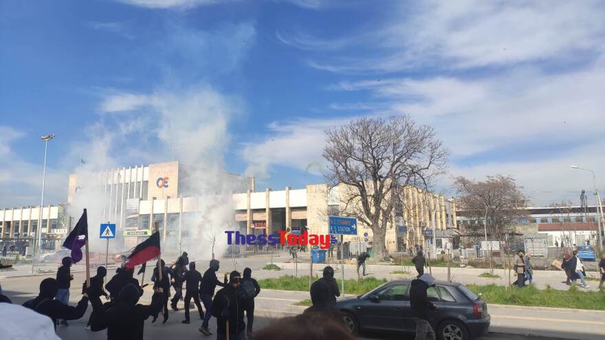 Απεργία τώρα - Θεσσαλονίκη: Επεισόδια από κουκουλοφόρους έξω από τον ΟΣΕ