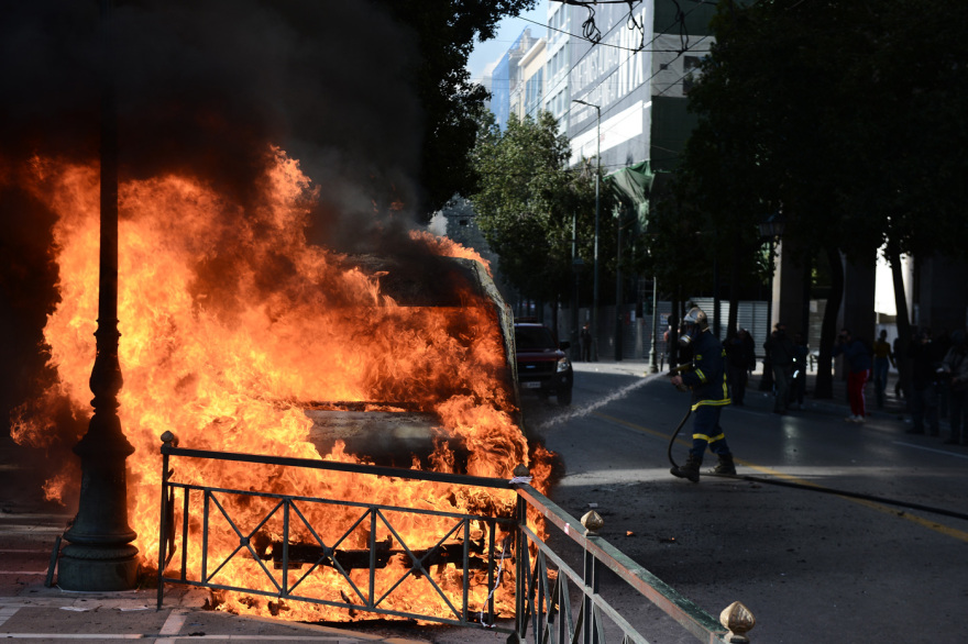 Απεργία σήμερα: Κουκουλοφόροι έκαψαν όχημα μπροστά από την παλιά Βουλή - Δείτε βίντεο και φωτογραφίες