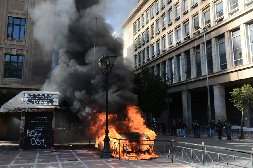Επεισόδια από τους κουκουλοφόρους με μολότοφ και βανδαλισμούς - Δείτε βίντεο