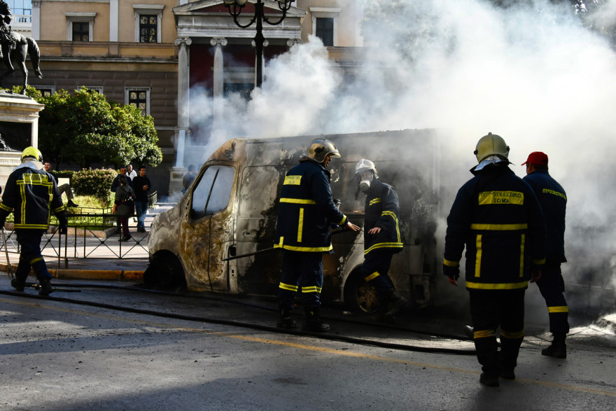 Απεργία σήμερα: Κουκουλοφόροι έκαψαν όχημα μπροστά από την παλιά Βουλή - Δείτε βίντεο και φωτογραφίες