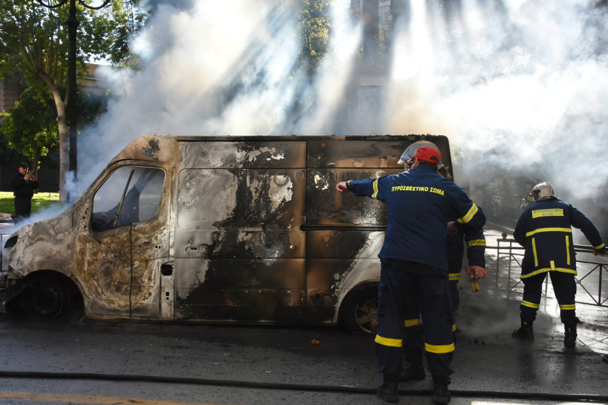 Απεργία σήμερα: Κουκουλοφόροι έκαψαν όχημα μπροστά από την παλιά Βουλή - Δείτε βίντεο και φωτογραφίες
