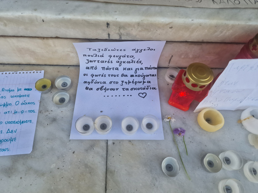 Τέμπη: Ένα λουλούδι, ένα κερί και το ρολόι που «πάγωσε» στις 23:22 στη μνήμη των θυμάτων (φωτογραφίες)