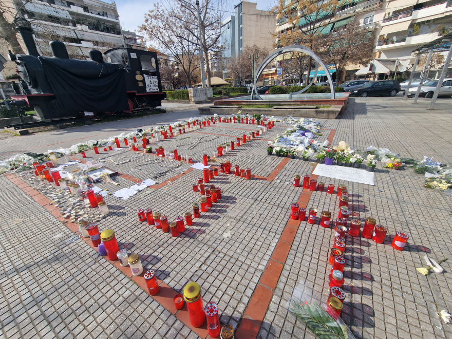 Τέμπη: Ένα λουλούδι, ένα κερί και το ρολόι που «πάγωσε» στις 23:22 στη μνήμη των θυμάτων (φωτογραφίες)