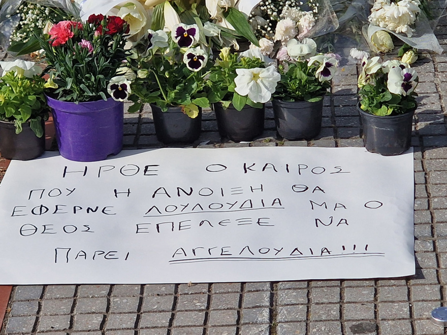 Τέμπη: Ένα λουλούδι, ένα κερί και το ρολόι που «πάγωσε» στις 23:22 στη μνήμη των θυμάτων (φωτογραφίες)