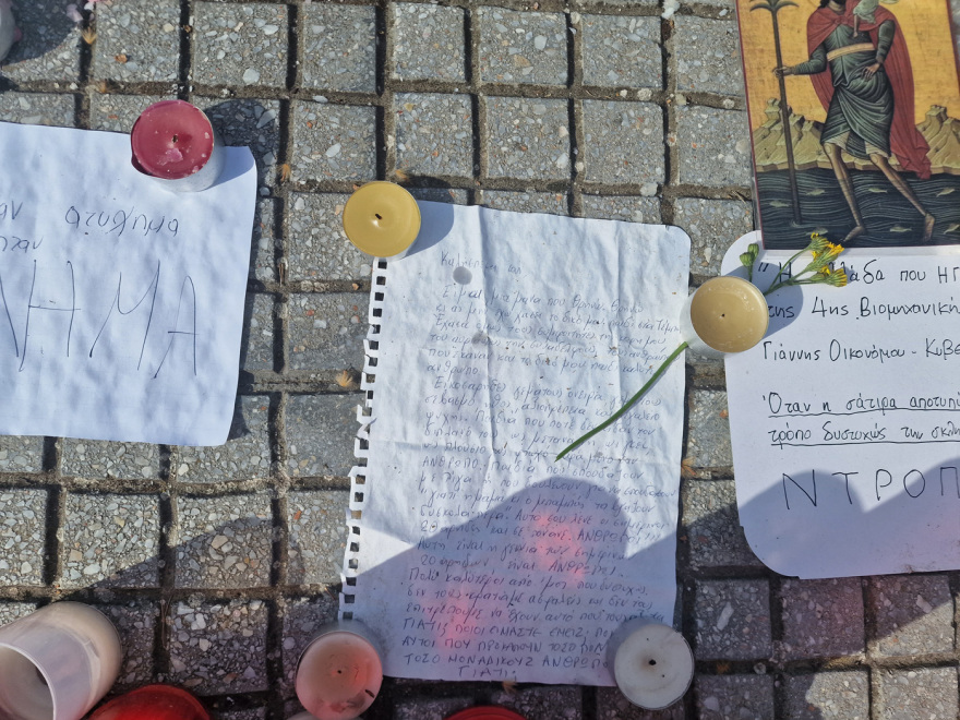 Τέμπη: Ένα λουλούδι, ένα κερί και το ρολόι που «πάγωσε» στις 23:22 στη μνήμη των θυμάτων (φωτογραφίες)