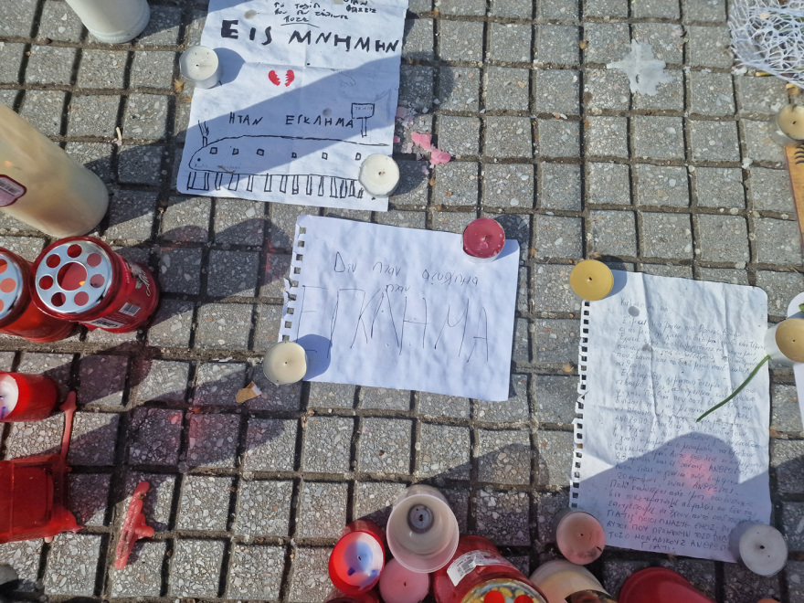 Τέμπη: Ένα λουλούδι, ένα κερί και το ρολόι που «πάγωσε» στις 23:22 στη μνήμη των θυμάτων (φωτογραφίες)