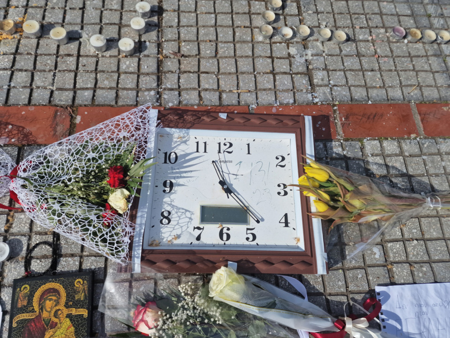 Τέμπη: Ένα λουλούδι, ένα κερί και το ρολόι που «πάγωσε» στις 23:22 στη μνήμη των θυμάτων (φωτογραφίες)
