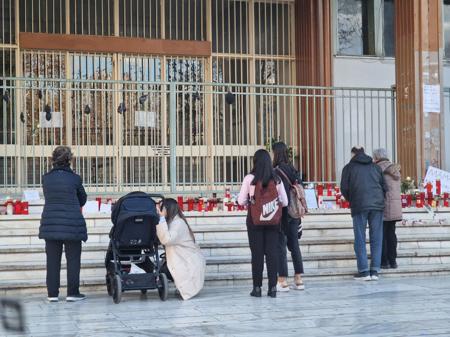 Τέμπη: Ένα λουλούδι, ένα κερί και το ρολόι που «πάγωσε» στις 23:22 στη μνήμη των θυμάτων (φωτογραφίες)