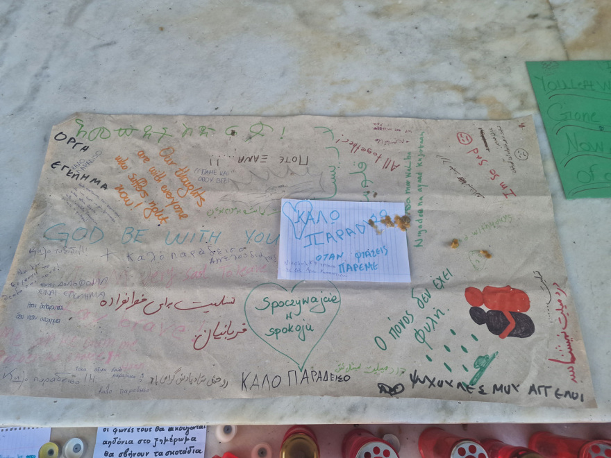 Τέμπη: Ένα λουλούδι, ένα κερί και το ρολόι που «πάγωσε» στις 23:22 στη μνήμη των θυμάτων (φωτογραφίες)