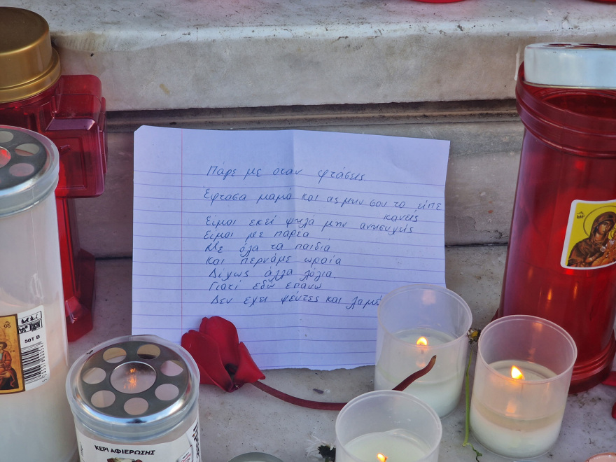 Τέμπη: Ένα λουλούδι, ένα κερί και το ρολόι που «πάγωσε» στις 23:22 στη μνήμη των θυμάτων (φωτογραφίες)