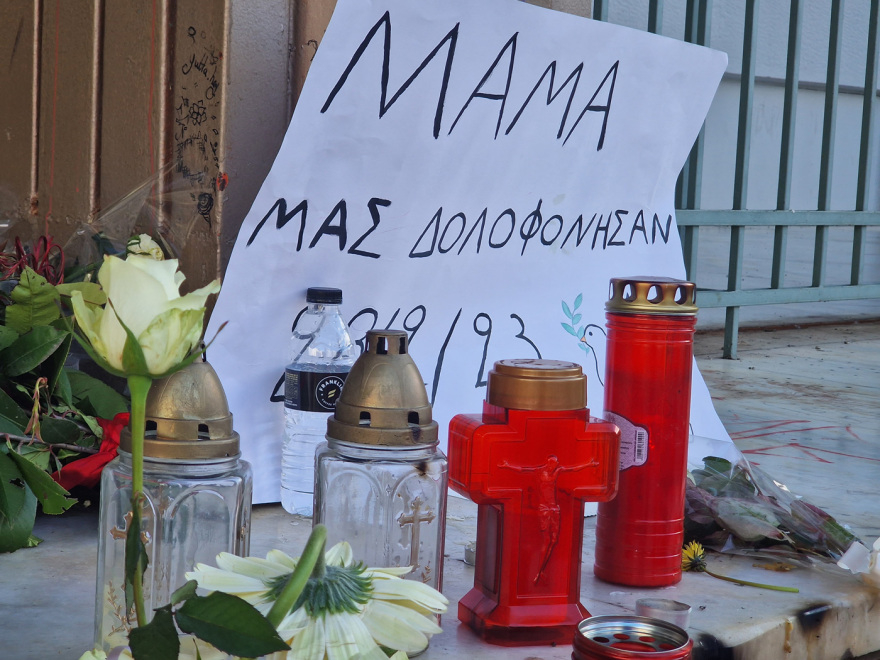 Τέμπη: Ένα λουλούδι, ένα κερί και το ρολόι που «πάγωσε» στις 23:22 στη μνήμη των θυμάτων (φωτογραφίες)