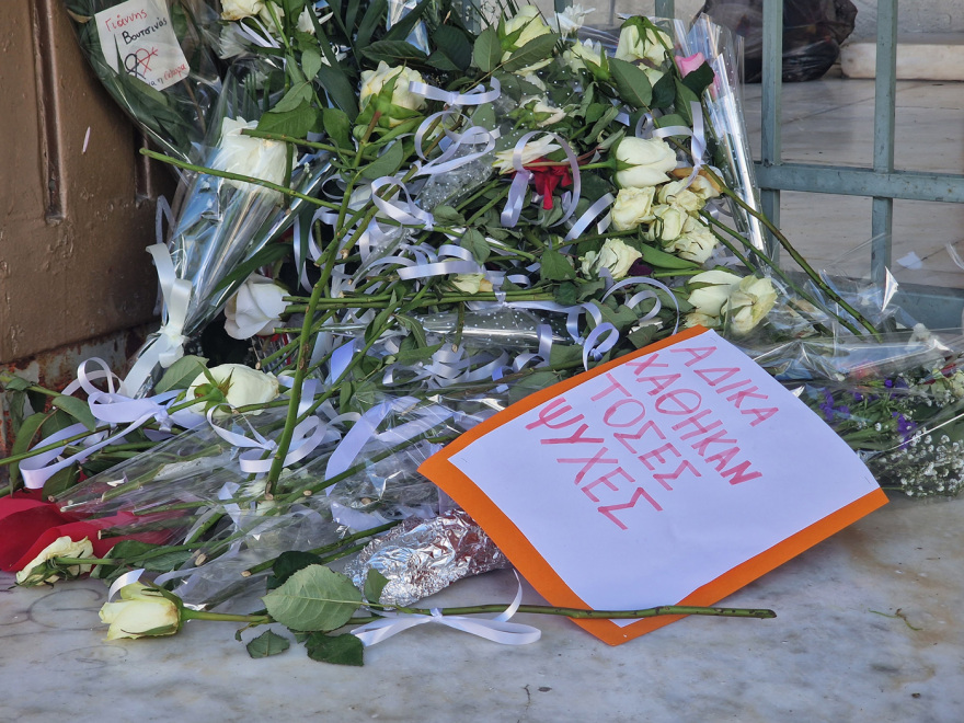 Τέμπη: Ένα λουλούδι, ένα κερί και το ρολόι που «πάγωσε» στις 23:22 στη μνήμη των θυμάτων (φωτογραφίες)