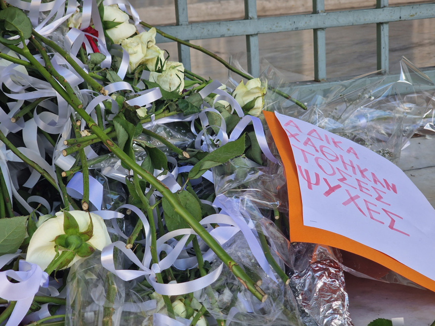 Τέμπη: Ένα λουλούδι, ένα κερί και το ρολόι που «πάγωσε» στις 23:22 στη μνήμη των θυμάτων (φωτογραφίες)