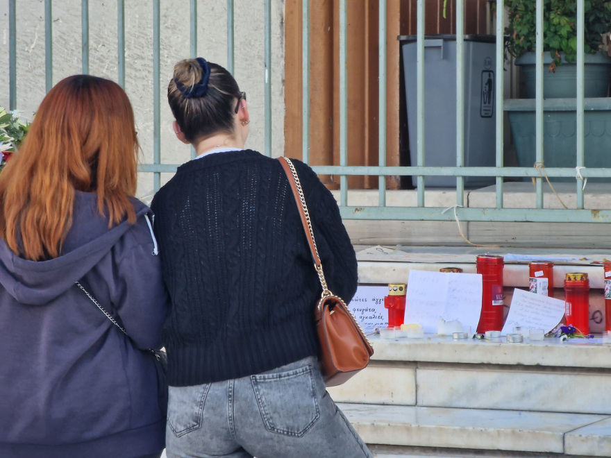 Τέμπη: Ένα λουλούδι, ένα κερί και το ρολόι που «πάγωσε» στις 23:22 στη μνήμη των θυμάτων (φωτογραφίες)