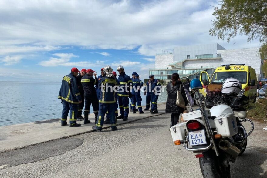 Θεσσαλονίκη: Έδεσε τα χέρα του στο τιμόνι με χειροπέδες και αυτοκτόνησε πέφτοντας στον Θερμαϊκό