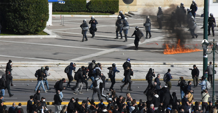 Επεισόδια από τους κουκουλοφόρους με μολότοφ και βανδαλισμούς - Δείτε βίντεο
