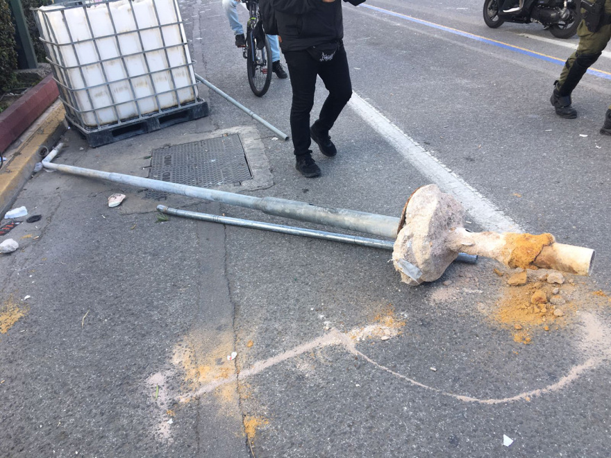 Επεισόδια από τους κουκουλοφόρους με μολότοφ και βανδαλισμούς - Δείτε βίντεο