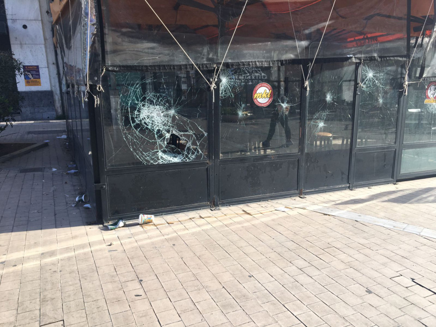 Επεισόδια από τους κουκουλοφόρους με μολότοφ και βανδαλισμούς - Δείτε βίντεο