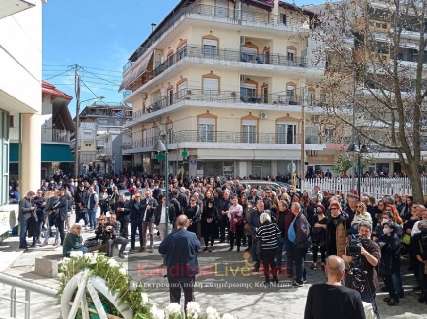 Σύγκρουση τρένων στα Τέμπη: Οδύνη στην κηδεία του Βάιου Βλάχου στην Καρδίτσα - Παρών ο Τσίπρας