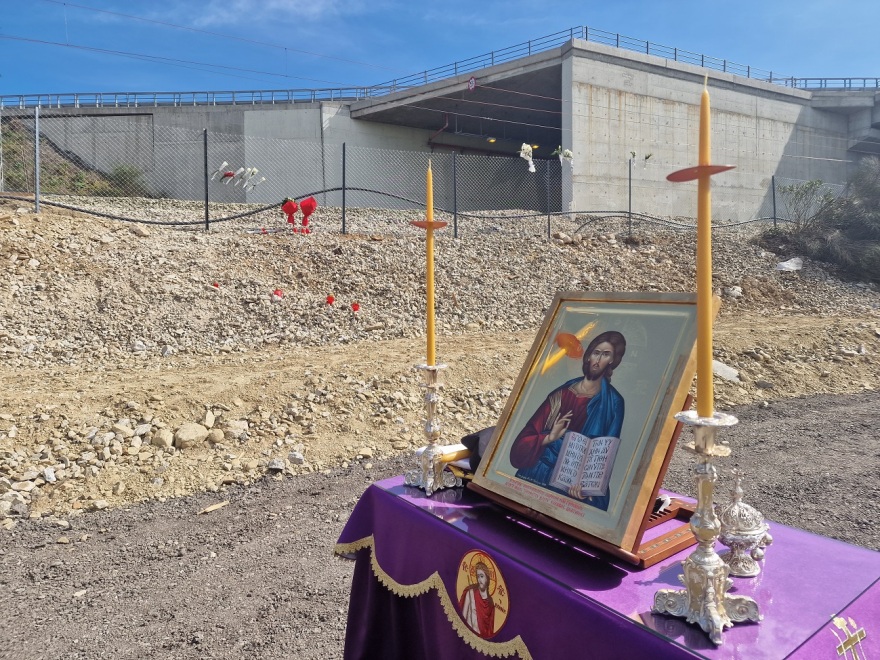 Σύγκρουση τρένων στη Λάρισα: Τρισάγιο στα Τέμπη για τα θύματα της τραγωδίας