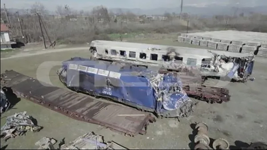 Σύγκρουση τρένων στα Τέμπη: Εικόνες απόλυτης καταστροφής από τα συντρίμμια των δύο τρένων