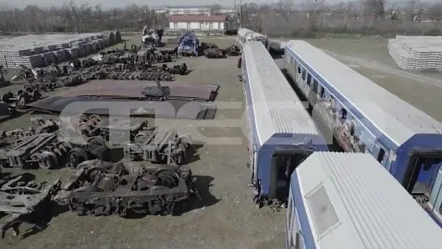 Σύγκρουση τρένων στα Τέμπη: Εικόνες απόλυτης καταστροφής από τα συντρίμμια των δύο τρένων