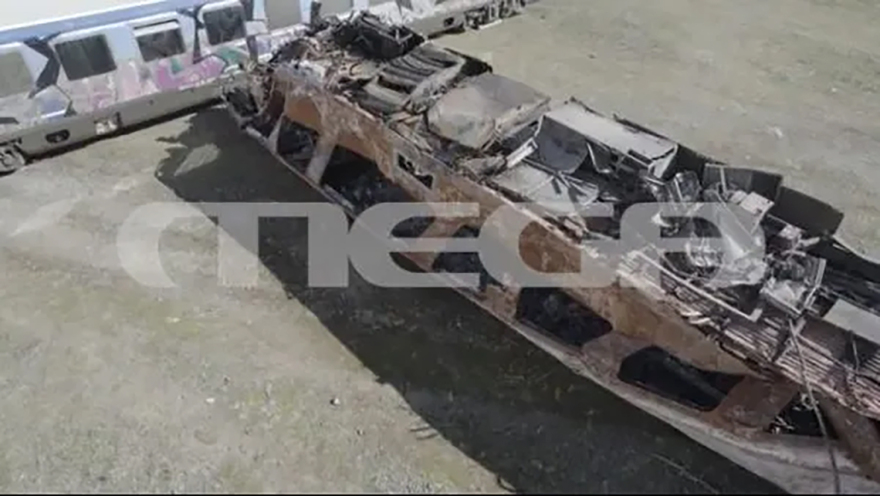 Σύγκρουση τρένων στα Τέμπη: Εικόνες απόλυτης καταστροφής από τα συντρίμμια των δύο τρένων