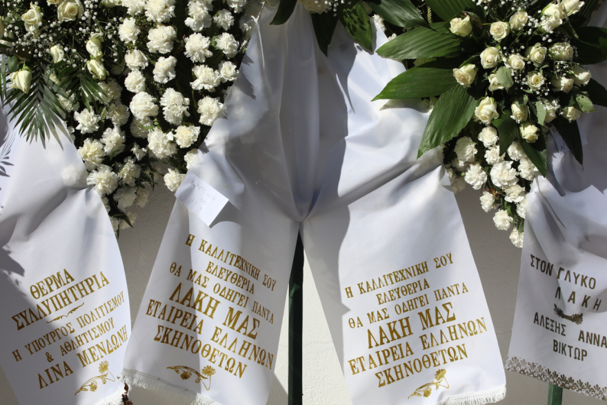 Λάκης Παπαστάθης: Συγκίνηση στην κηδεία του σκηνοθέτη