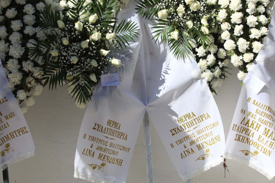 Λάκης Παπαστάθης: Συγκίνηση στην κηδεία του σκηνοθέτη