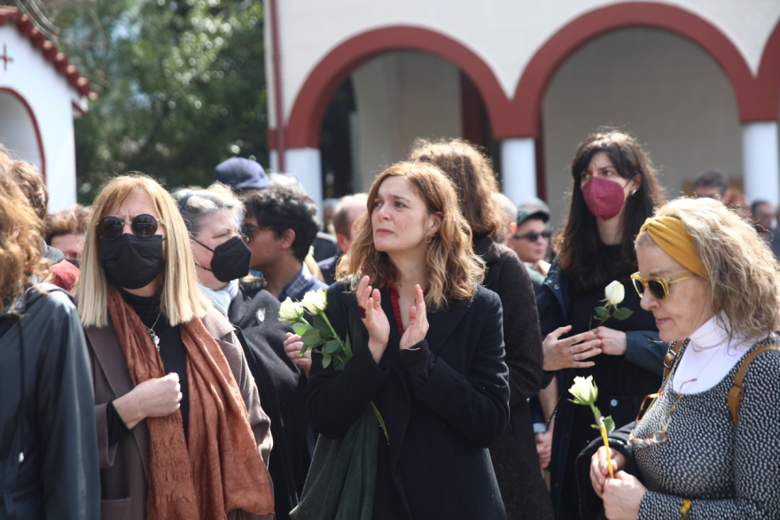 Λάκης Παπαστάθης: Συγκίνηση στην κηδεία του σκηνοθέτη