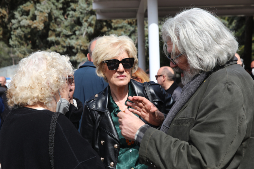 Λάκης Παπαστάθης: Συγκίνηση στην κηδεία του σκηνοθέτη