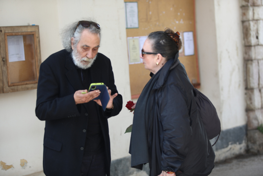 Λάκης Παπαστάθης: Συγκίνηση στην κηδεία του σκηνοθέτη