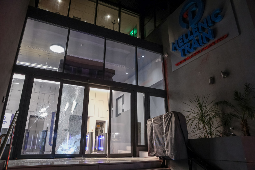 Επίθεση του «Ρουβίκωνα» στα γραφεία της Hellenic Train στη Συγγρού - Πέντε προσαγωγές (βίντεο + φωτό)