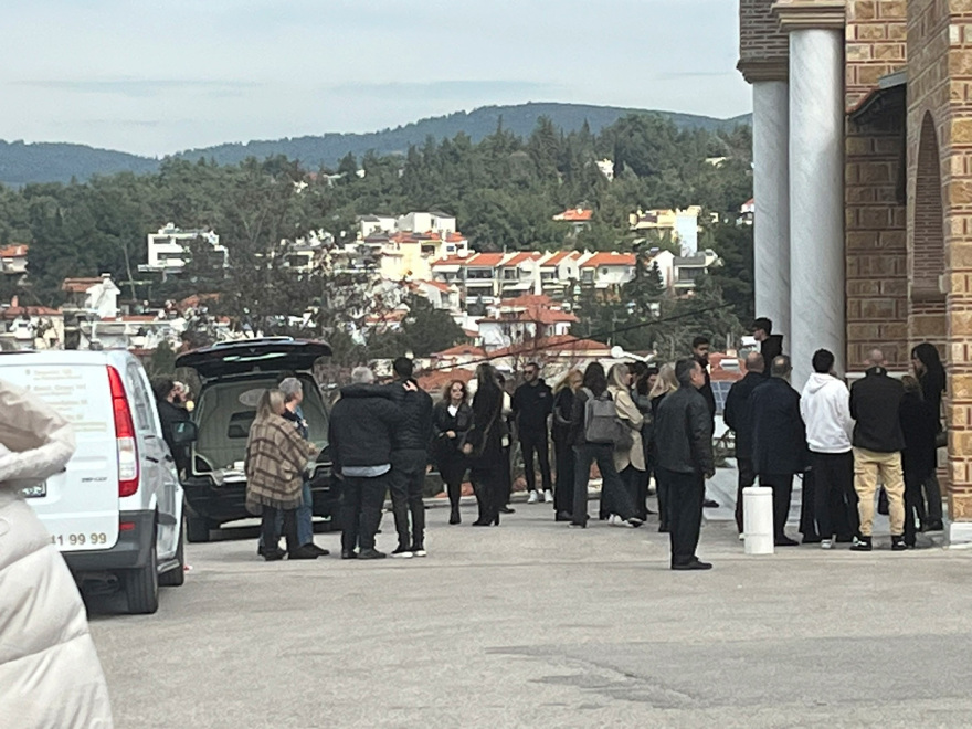 Σύγκρουση τρένων στα Τέμπη: Θρήνος στην κηδεία της 20χρονης Φραντζέσκας με την «αγγελική» φωνή