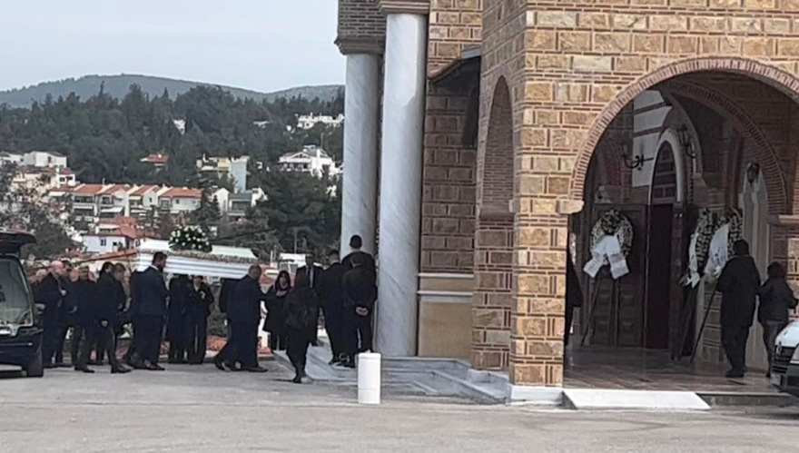 Σύγκρουση τρένων στα Τέμπη: Θρήνος στην κηδεία της 20χρονης Φραντζέσκας με την «αγγελική» φωνή