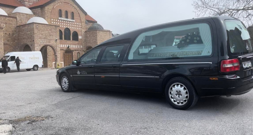 Σύγκρουση τρένων στα Τέμπη: Θρήνος στην κηδεία της 20χρονης Φραντζέσκας με την «αγγελική» φωνή