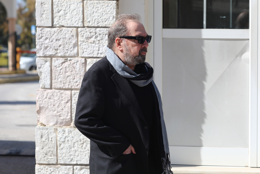 Λάκης Παπαστάθης: Συγκίνηση στην κηδεία του σκηνοθέτη