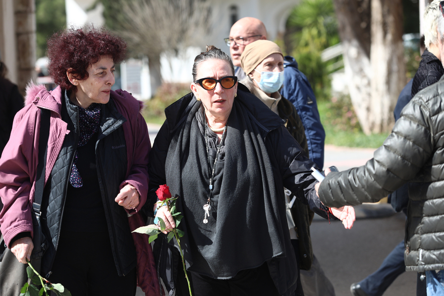 Λάκης Παπαστάθης: Συγκίνηση στην κηδεία του σκηνοθέτη