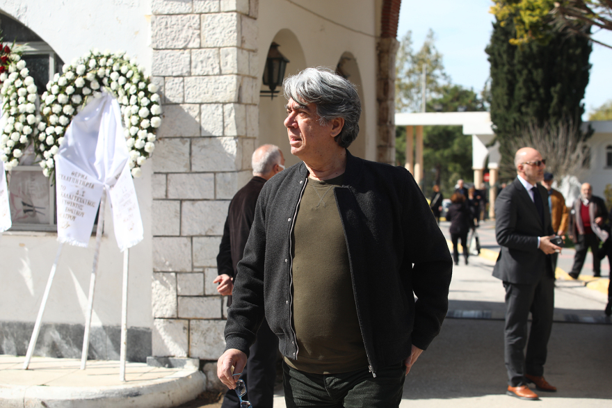Λάκης Παπαστάθης: Συγκίνηση στην κηδεία του σκηνοθέτη