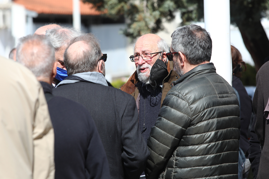 Λάκης Παπαστάθης: Συγκίνηση στην κηδεία του σκηνοθέτη