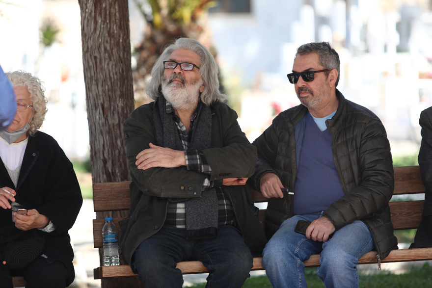 Λάκης Παπαστάθης: Συγκίνηση στην κηδεία του σκηνοθέτη