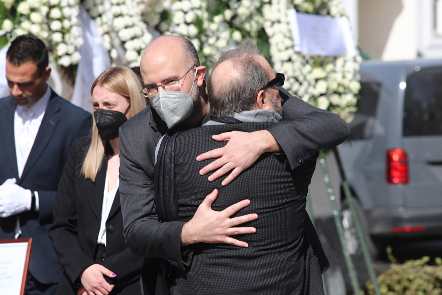 Λάκης Παπαστάθης: Συγκίνηση στην κηδεία του σκηνοθέτη