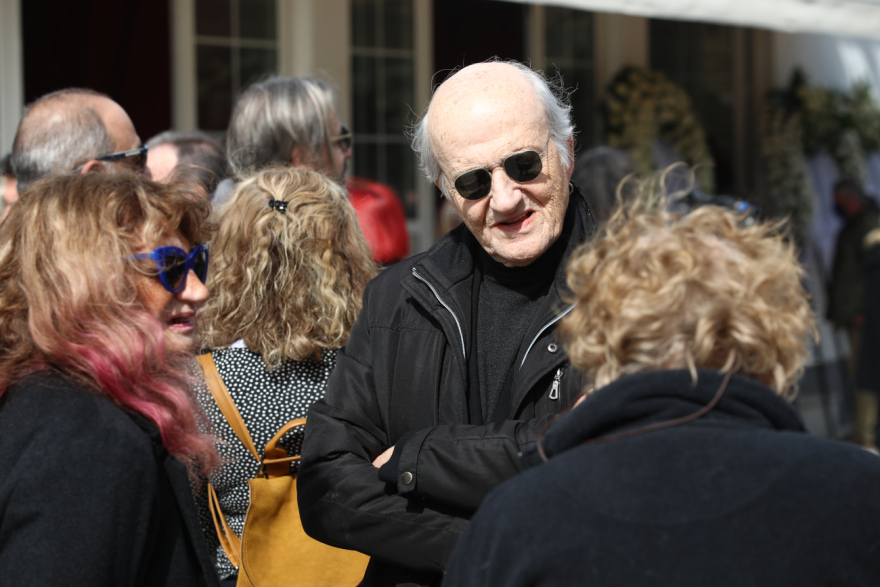 Λάκης Παπαστάθης: Συγκίνηση στην κηδεία του σκηνοθέτη