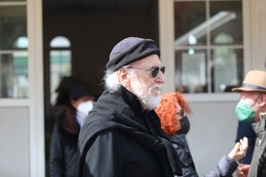 Λάκης Παπαστάθης: Συγκίνηση στην κηδεία του σκηνοθέτη